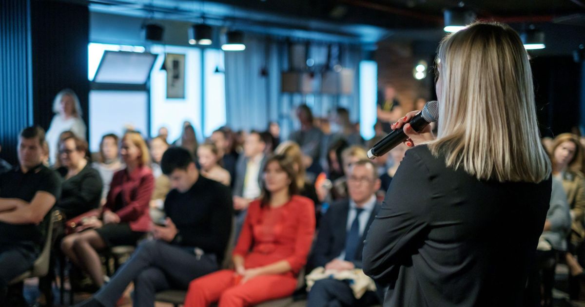 Prise de parole avec impact : Maîtrisez l'art de communiquer en public et en virtuel | Formations Isarta